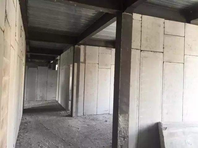 輕質隔墻板